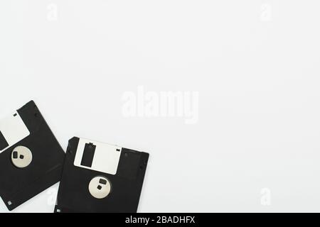 vista dall'alto di due floppy disk su sfondo bianco Foto Stock