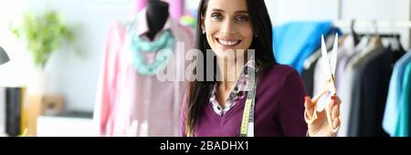 Donna creativa propria fabbrica di abbigliamento Foto Stock