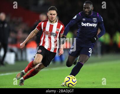 George Baldock (a sinistra) e Arthur Masuaku della West Ham United combattono per la palla Foto Stock