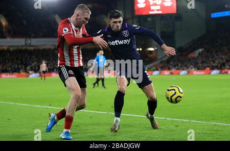 Oliver McBurnie (a sinistra) e Aaron Cresswell della West Ham United di Sheffield United combattono per la palla Foto Stock