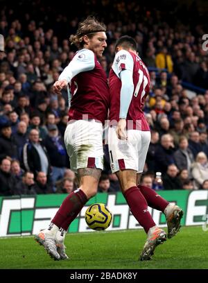 Dwight McNeil di Burnley (a destra) Jeff Hendrick si scontra durante la partita Foto Stock