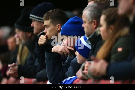 I fan dei Queens Park Rangers negli stand reagiscono Foto Stock