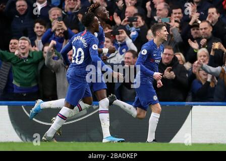 Jorginho di Chelsea (a destra) celebra il suo primo obiettivo di lato del gioco Foto Stock