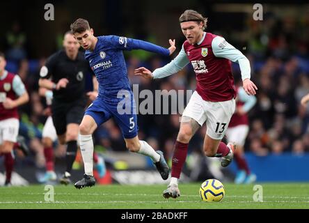 Jorginho di Chelsea (a sinistra) e Jeff Hendrick di Burnley combattono per la palla Foto Stock