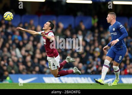 Jack Cork di Burnley e Ross Barkley di Chelsea combattono per la palla Foto Stock