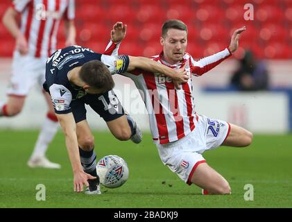 Nick Powell di Stoke City (a destra) e Jayson Molumby di Millwall combattono per la palla durante il Campionato Sky Bet al bet365 Stadium Foto Stock