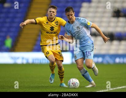 Dominic Hyam di Coventry City (a destra) e Rhys Healey di Milton Keynes Dons combattono per la palla Foto Stock