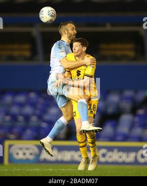 Liam Kelly di Coventry City (a sinistra) e Conor McGrandles si battono per la palla Foto Stock