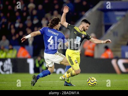 Caglar Soyuncu di Leicester City (a sinistra) e Shane Long di Southampton combattono per la palla Foto Stock