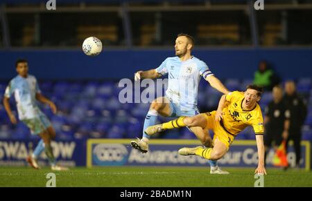 Liam Kelly di Coventry City (a sinistra) e Conor McGrandles si battono per la palla Foto Stock