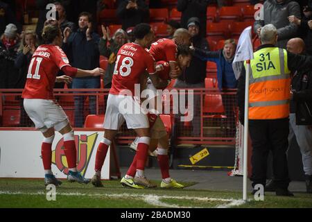 Tom Lockyer di Charlton Athletic festeggia il secondo obiettivo del gioco con i compagni di squadra Foto Stock