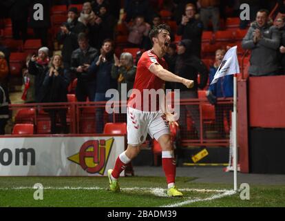 Tom Lockyer di Charlton Athletic celebra il suo secondo goal Foto Stock