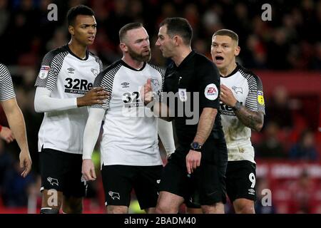 Wayne Rooney della Derby County è in lizza con Referee Tim Robinson Foto Stock