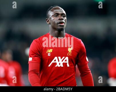 Il Sadio Mane di Liverpool si riscalda prima del calcio d'inizio Foto Stock