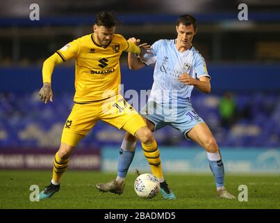 Dominic Hyam di Coventry City (a destra) e ben Gladwin di Milton Keynes Dons combattono per la palla Foto Stock