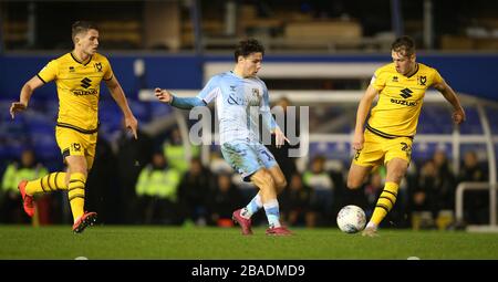 Callum o'Hare (al centro) e Callum Brittain (a destra) di Coventry City si battono per la palla Foto Stock