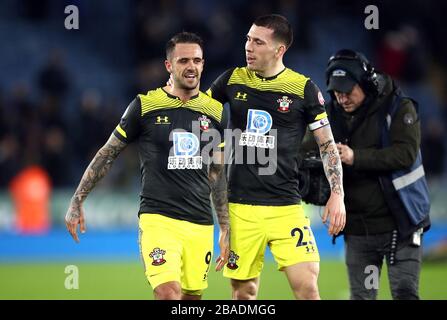 I Danny Ings di Southampton (a sinistra) e Pierre-Emile Hojbjerg celebrano la loro vittoria dopo il fischio finale Foto Stock