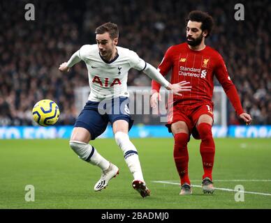 Harry Winks di Tottenham Hotspur (a sinistra) e Mohamed Salah di Liverpool combattono per la palla Foto Stock