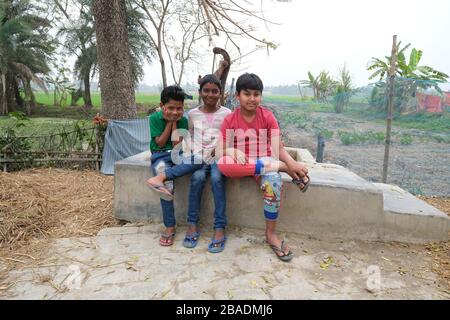 Ritratto di bambini nel villaggio di Kumrokhali, Bengala Occidentale, India Foto Stock