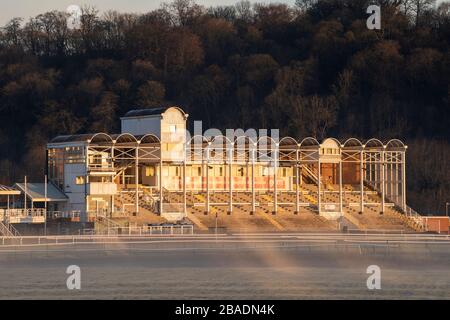 Sunrise at Nottingham Racecourse from Colwick Park in Nottingham, Nottinghamshire Inghilterra UK Foto Stock