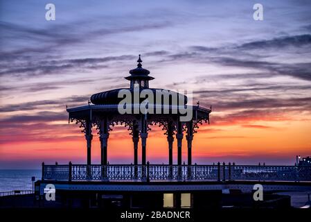 Brighton, Regno Unito, 26 Mar 2020, il sole tramonta dietro la Statua della Pace sul lungomare di Hove questa sera, mentre il paese si isola contro il coronavirus. Foto Stock