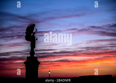 Brighton, Regno Unito, 26 Mar 2020, il sole tramonta dietro la Statua della Pace sul lungomare di Hove questa sera, mentre il paese si isola contro il coronavirus. Foto Stock