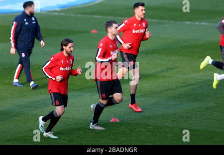 Joe Allen e Sam Vokes di Stoke City si riscaldano Foto Stock
