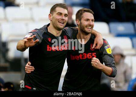 Sam Vokes di Stoke City festeggia il primo obiettivo del gioco con il compagno di squadra Nick Powell Foto Stock