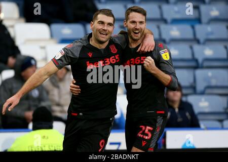 Sam Vokes di Stoke City festeggia il primo obiettivo del gioco con il compagno di squadra Nick Powell Foto Stock