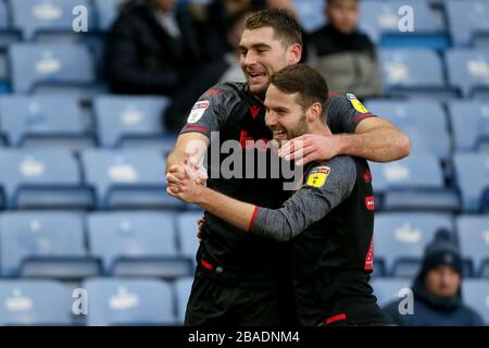 Sam Vokes di Stoke City festeggia il primo obiettivo del gioco con il compagno di squadra Nick Powell Foto Stock