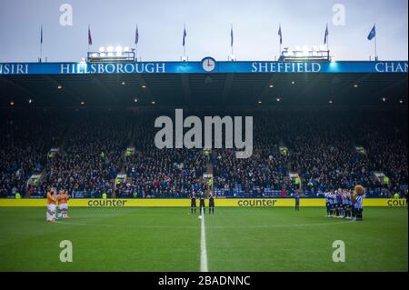 Una visione generale dei giocatori durante un minuto di silenzio all'interno di Hillsborough Foto Stock