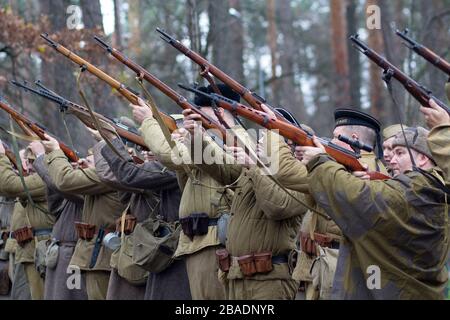 Vorzel, Ucraina - 9 maggio 2018: Persone nell'esercito rosso sotto forma di ricostruzione storica dell'anniversario della vittoria nella seconda guerra mondiale Foto Stock