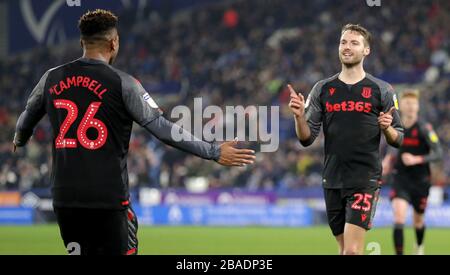 Nick Powell (a destra) di Stoke City celebra il suo secondo obiettivo del gioco Foto Stock