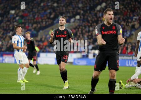 Nick Powell (al centro) di Stoke City festeggia il secondo obiettivo del gioco Foto Stock