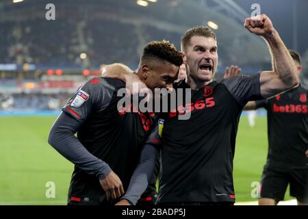 Il Tirese Campbell di Stoke City celebra il quarto gol del suo fianco con il compagno di squadra Sam Vokes Foto Stock