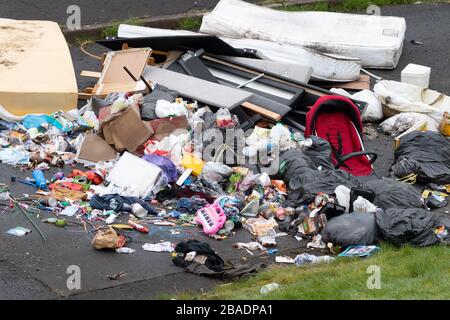 Fly Tucing uk - grande mucchio di rifiuti domestici, compresi giocattoli e materassi per bambini - Easterhouse, Glasgow, Scozia, Regno Unito Foto Stock