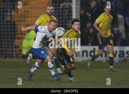 Il Callum o'Hare (a destra) di Coventry City combatte con David Perkins di Tranmere Rovers Foto Stock