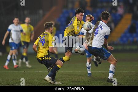 Callum o'Hare di Coventry City batte con Sid Nelson di Tranmere Rovers (a destra) Foto Stock