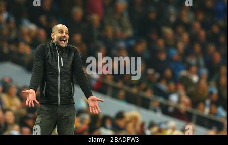Manchester City manager Pep Guardiola gesti sul perimetro Foto Stock