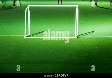 Calcetto piccolo o campo di calcio con il goal Post in the Night Time. Foto Stock