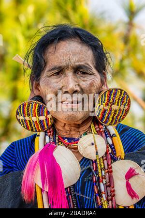 Ritratto di una vecchia donna mento in abito tradizionale con gioielli tradizionali. 16 febbraio 2019, Myanmar. Foto Stock