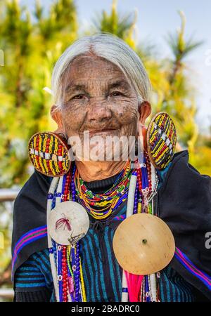 Ritratto di una vecchia donna mento in abito tradizionale con gioielli tradizionali. 16 febbraio 2019, Myanmar. Foto Stock