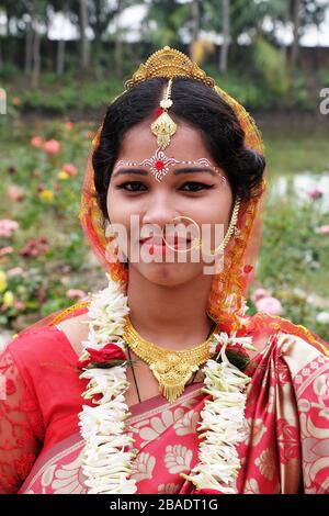 Ritratto di sposa al matrimonio a Kumrokhali, Bengala Occidentale, India Foto Stock