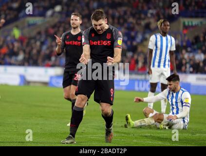 Sam Vokes (al centro) di Stoke City celebra il secondo gol del suo fianco segnato da Nick Powell (a sinistra) Foto Stock