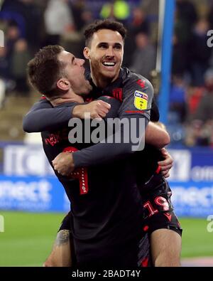 Lee Gregory di Stoke City festeggia il quinto goal del suo fianco con Sam Vokes, compagno di squadra di Stoke City Foto Stock