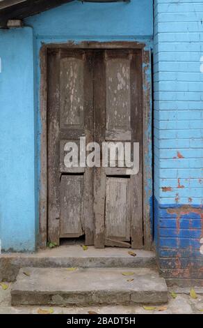 Weathered porta in una vecchia casa a Kumrokhali, Bengala Occidentale, India Foto Stock