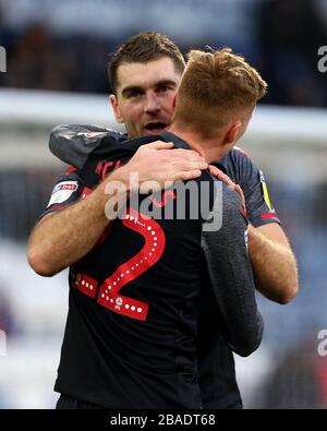 Sam Vokes (a sinistra) di Stoke City festeggia il primo goal del suo fianco con Sam Clucas del compagno di squadra Stoke City Foto Stock