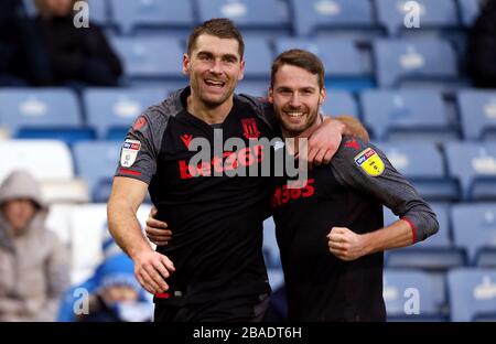 Sam Vokes (a sinistra) di Stoke City festeggia il primo goal del suo fianco con il compagno di squadra Nick Powell Foto Stock