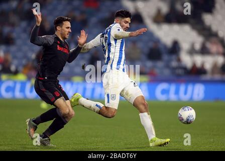Christopher Schindler (a destra) di Huddersfield Town e Lee Gregory di Stoke City combattono per la palla Foto Stock