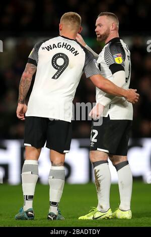 Martyn Waghorn (a sinistra) e Wayne Rooney della Derby County Foto Stock